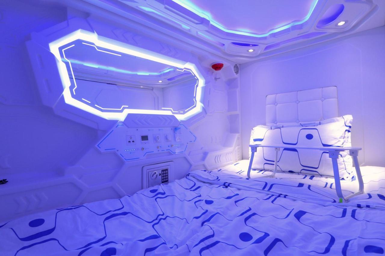 Jc Space Capsule Hotel Куа Екстериор снимка